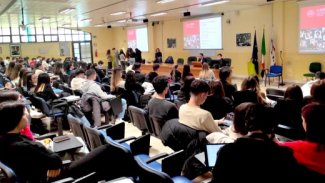 Persone che seguono un seminario TASCLE